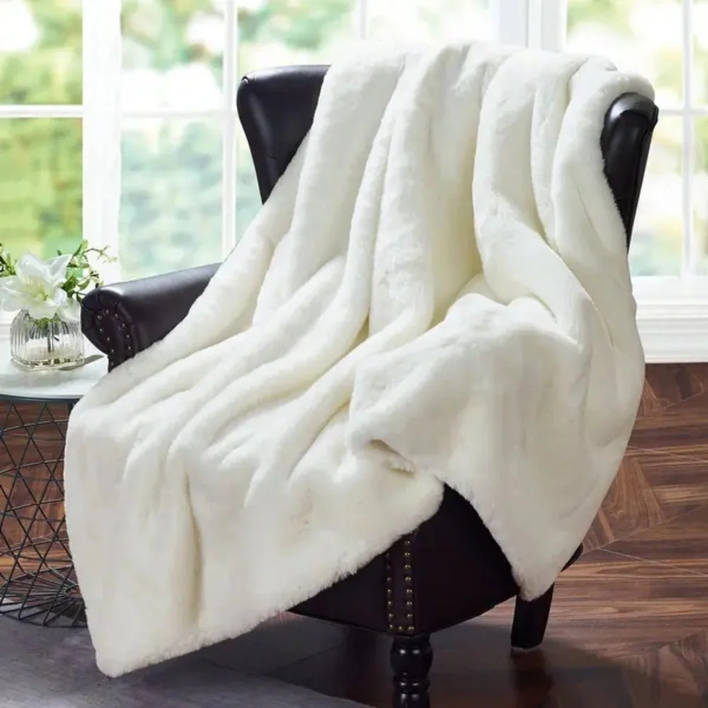 West Elm Chinchilla Fur Throw 🐇🐑🦙🐇🐏🤍🐻❄️🐩🦢🕊️